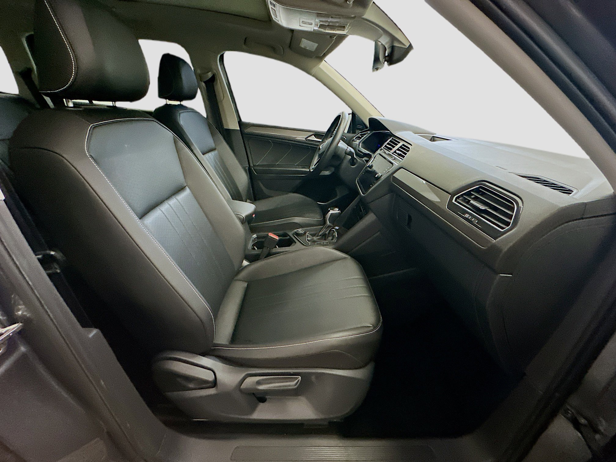 Used 2022 Volkswagen Tiguan SE image 33