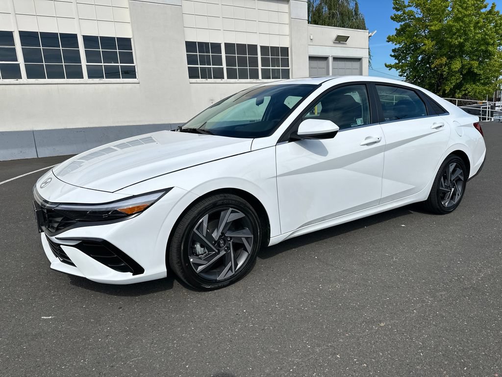 Used 2025 Hyundai Elantra SEL FWD image 2