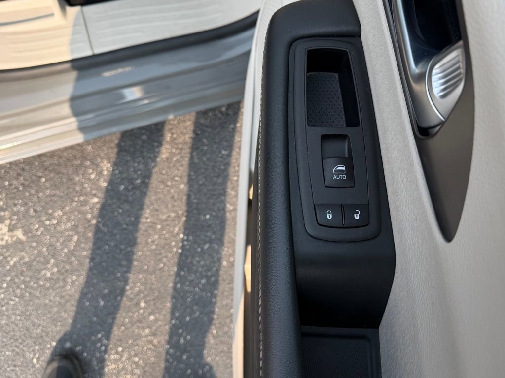 Used 2023 Chrysler Pacifica Touring-L image 23