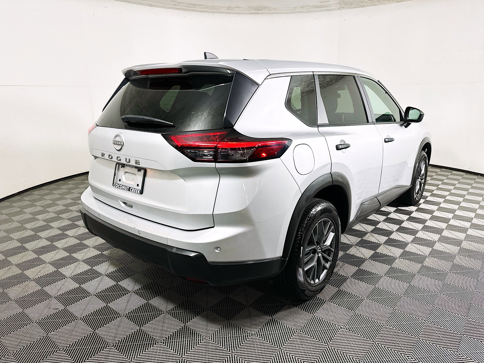 Used 2024 Nissan Rogue S image 3