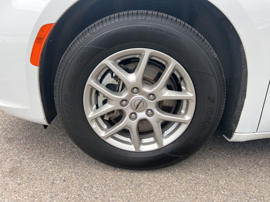 Used 2024 Chrysler Pacifica Touring-L image 18