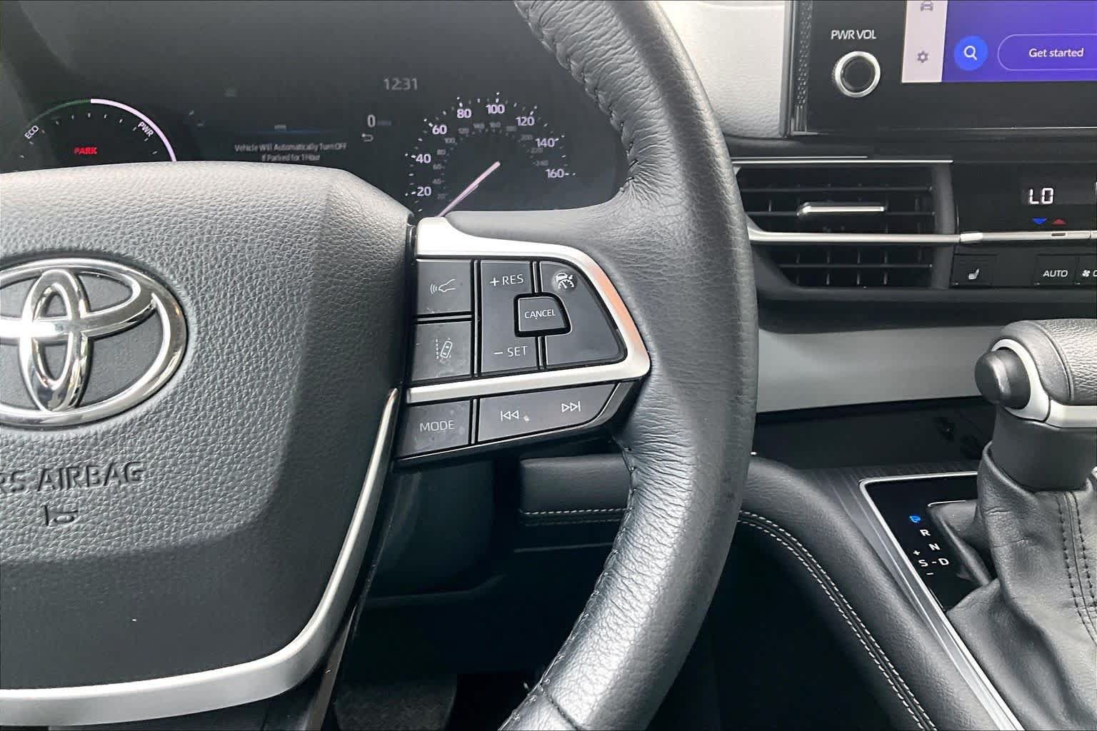 Used 2025 Toyota Sienna XLE FWD image 25