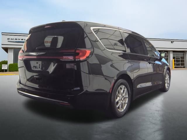 Used 2024 Chrysler Pacifica Touring-L FWD image 3