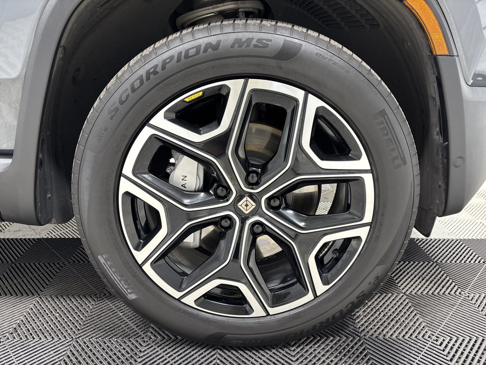 Used 2025 Rivian R1S Adventure AWD/4WD image 11