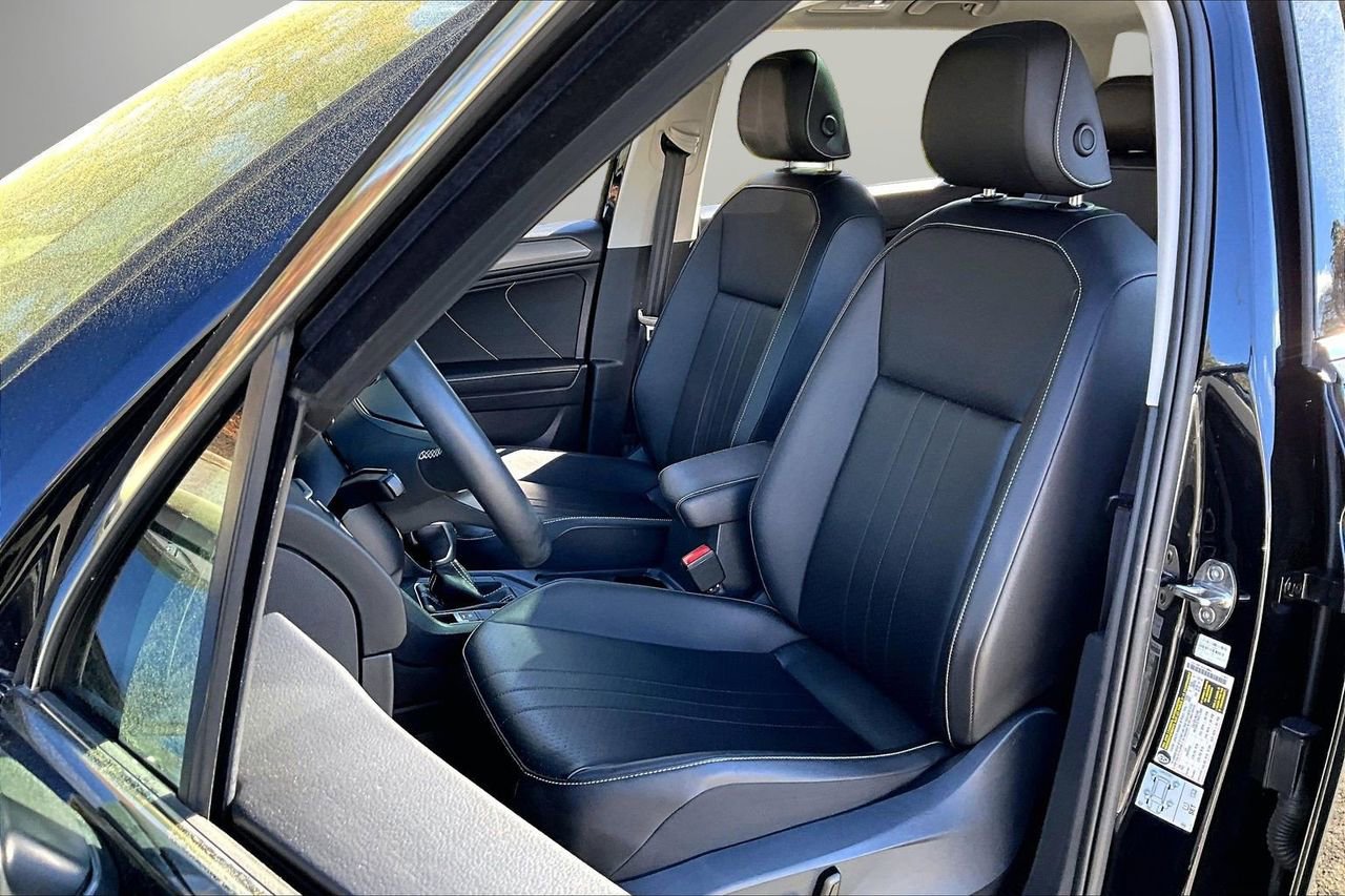 Used 2022 Volkswagen Tiguan SE w/ Panoramic Sunroof Package image 21