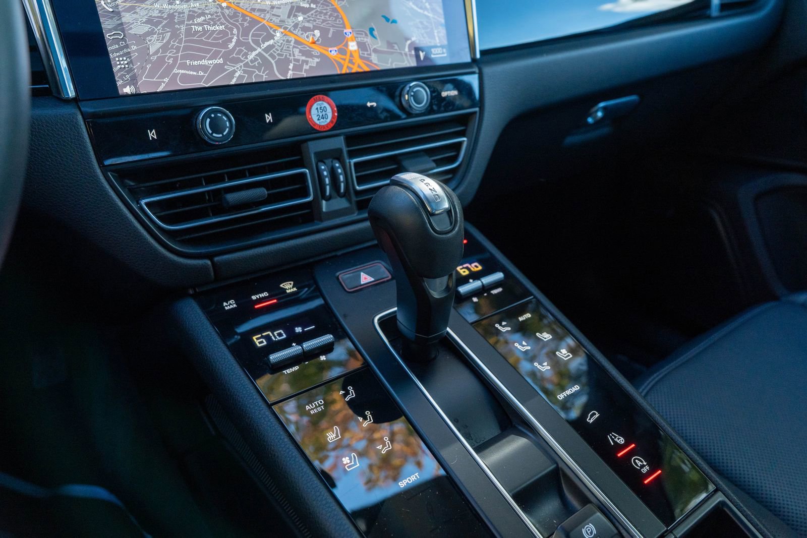 Certified 2025 Porsche Macan Base image 32