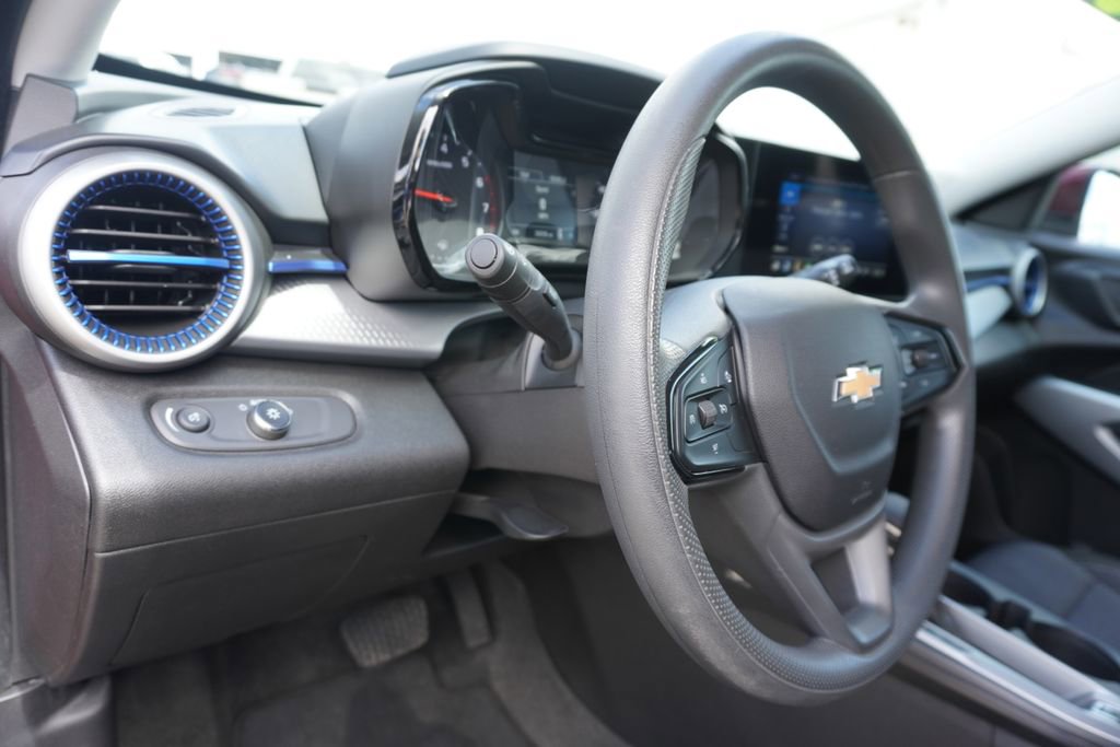 Used 2025 Chevrolet Trax LS w/ LS Convenience Package FWD image 12