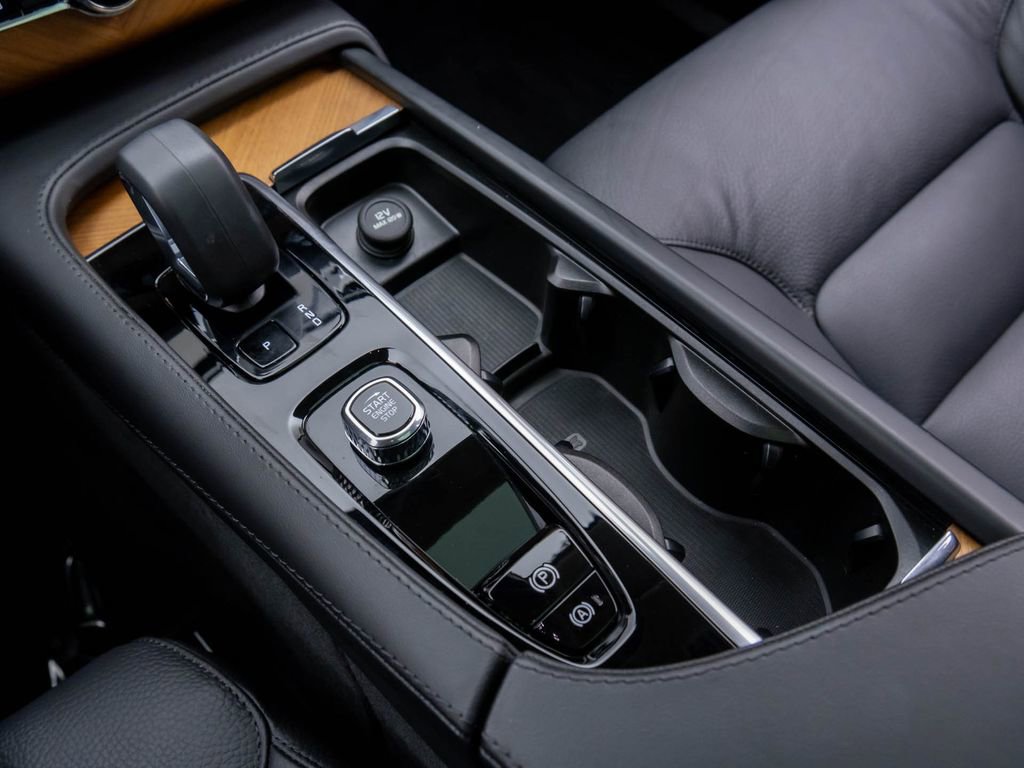 Used 2024 Volvo XC90 T8 Plus image 30