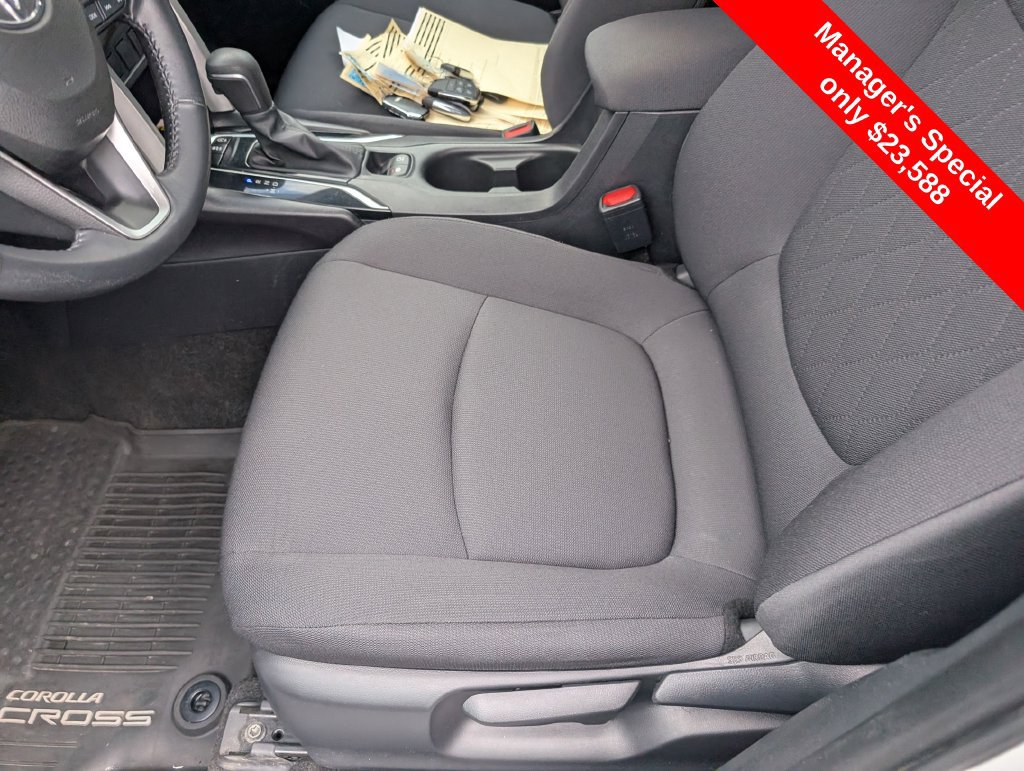 Used 2022 Toyota Corolla Cross LE AWD/4WD image 19