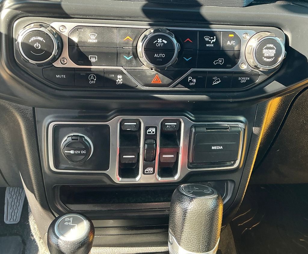 Used 2018 Jeep Wrangler Unlimited Sahara AWD/4WD image 24