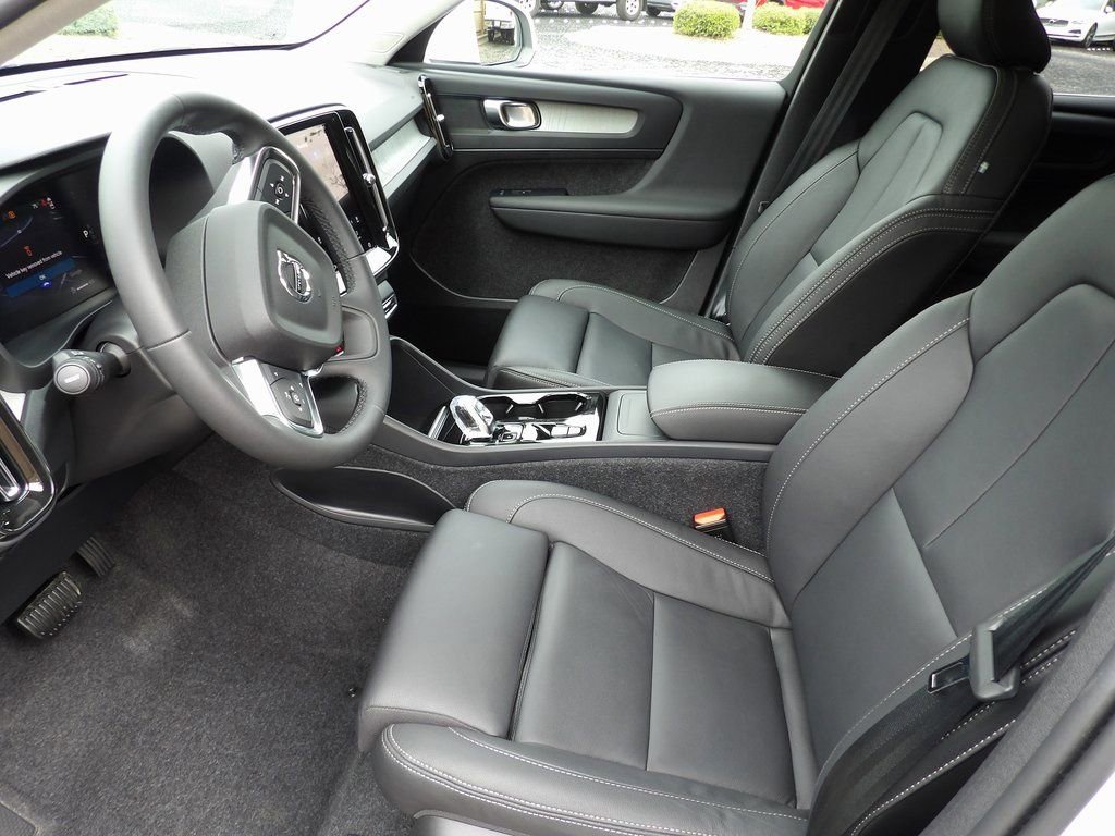 Certified 2025 Volvo XC40 B5 Plus w/ Protection Package Premier AWD/4WD image 9
