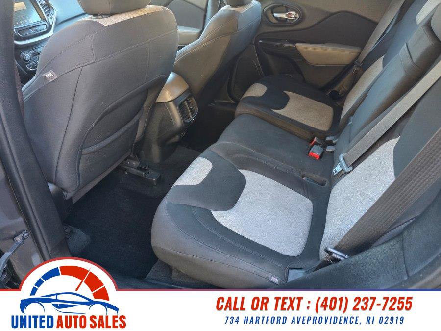 Used 2014 Jeep Cherokee Latitude w/ Cold Weather Group AWD/4WD image 10