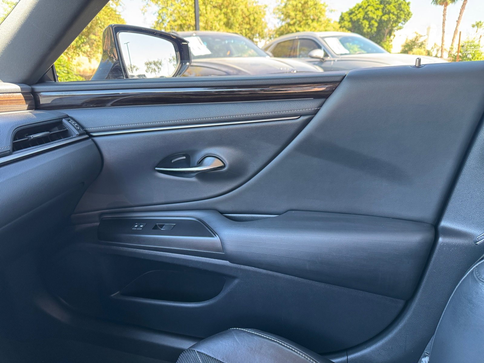 Used 2019 Lexus ES 300h w/ Luxury Package image 16
