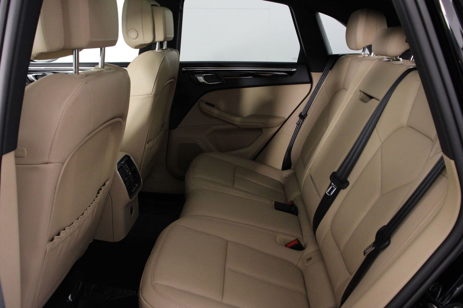 Certified 2025 Porsche Macan AWD/4WD image 33