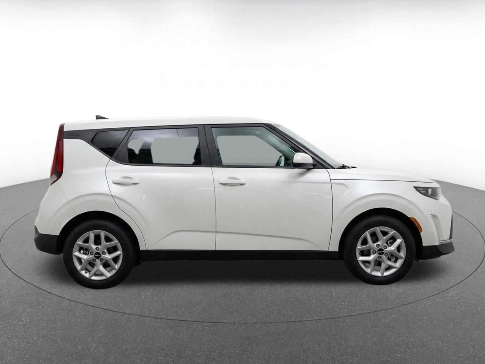 Used 2025 Kia Soul LX w/ LX Technology Package FWD image 14