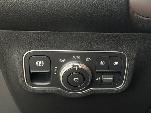 Used 2025 Mercedes-Benz GLB 250 4MATIC image 5