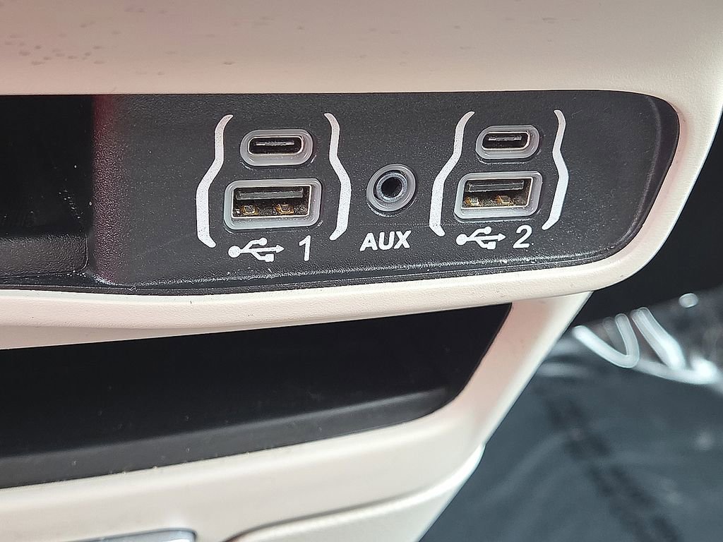 Used 2023 Chrysler Pacifica Touring-L FWD image 27