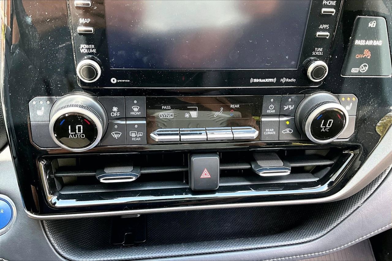 Used 2021 Toyota Highlander XLE AWD/4WD image 24