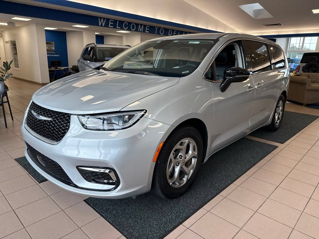 Used 2024 Chrysler Pacifica Limited FWD image 1