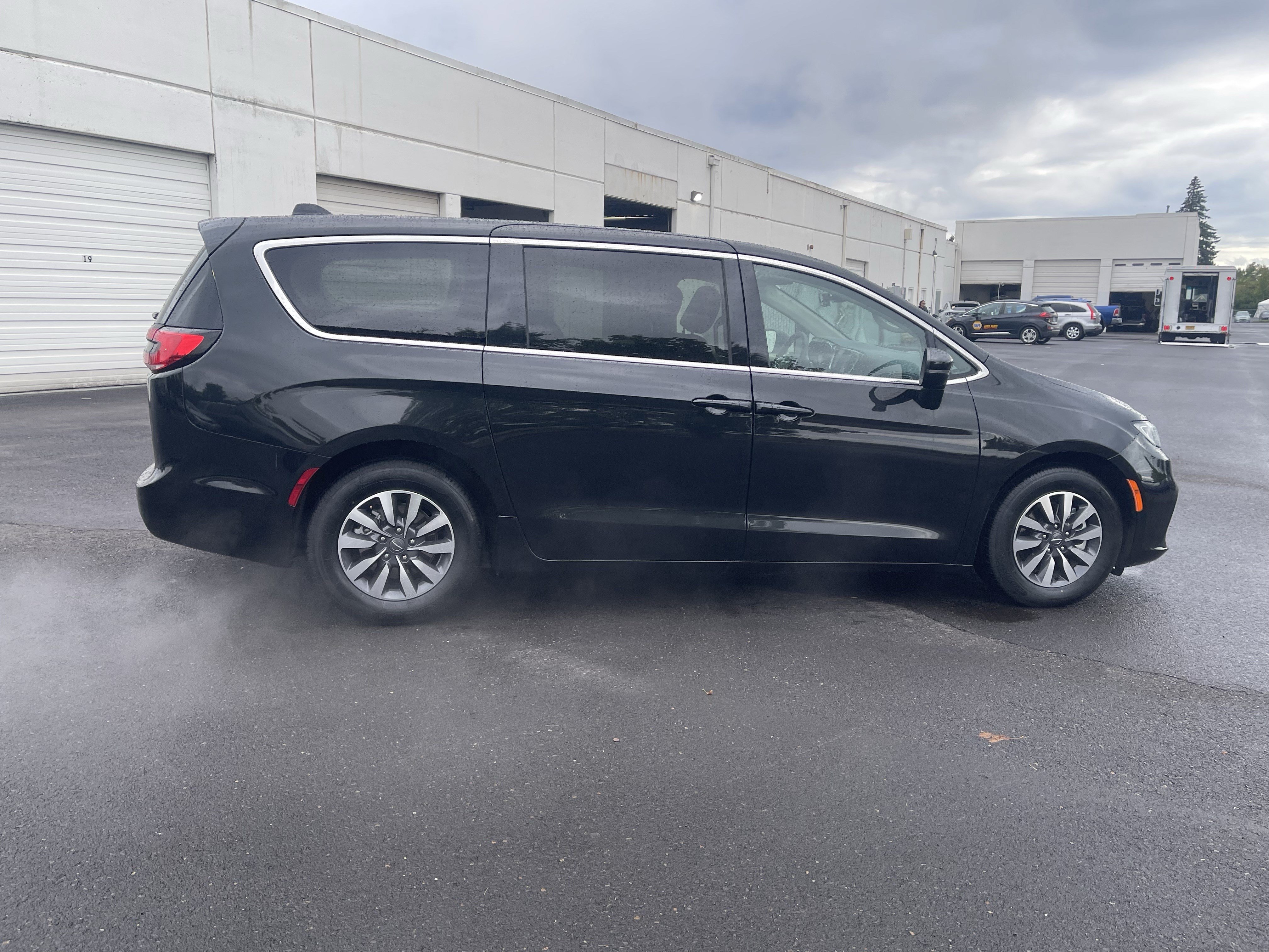 Used 2023 Chrysler Pacifica Touring-L FWD image 6