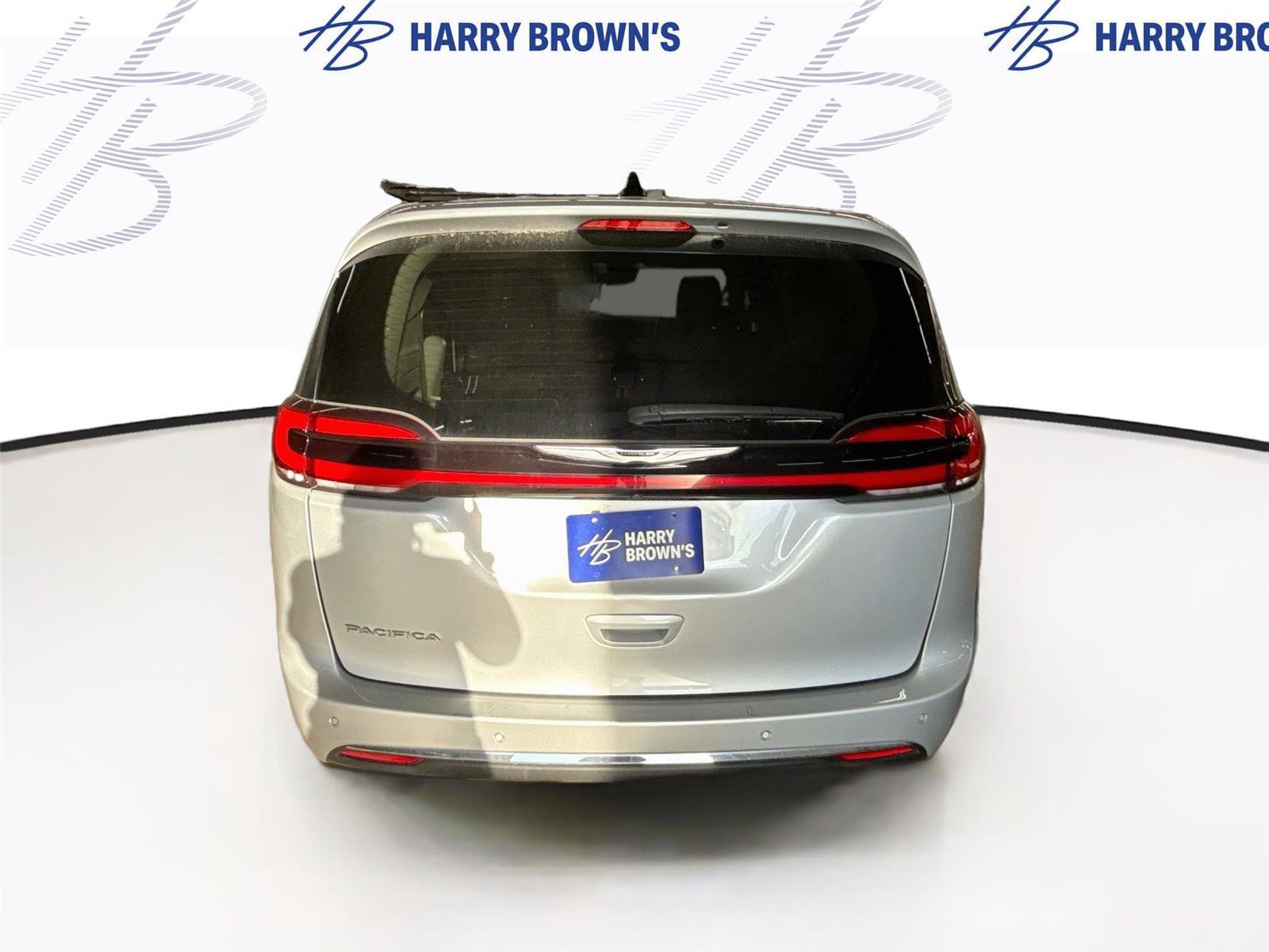 Used 2024 Chrysler Pacifica Touring-L FWD image 9