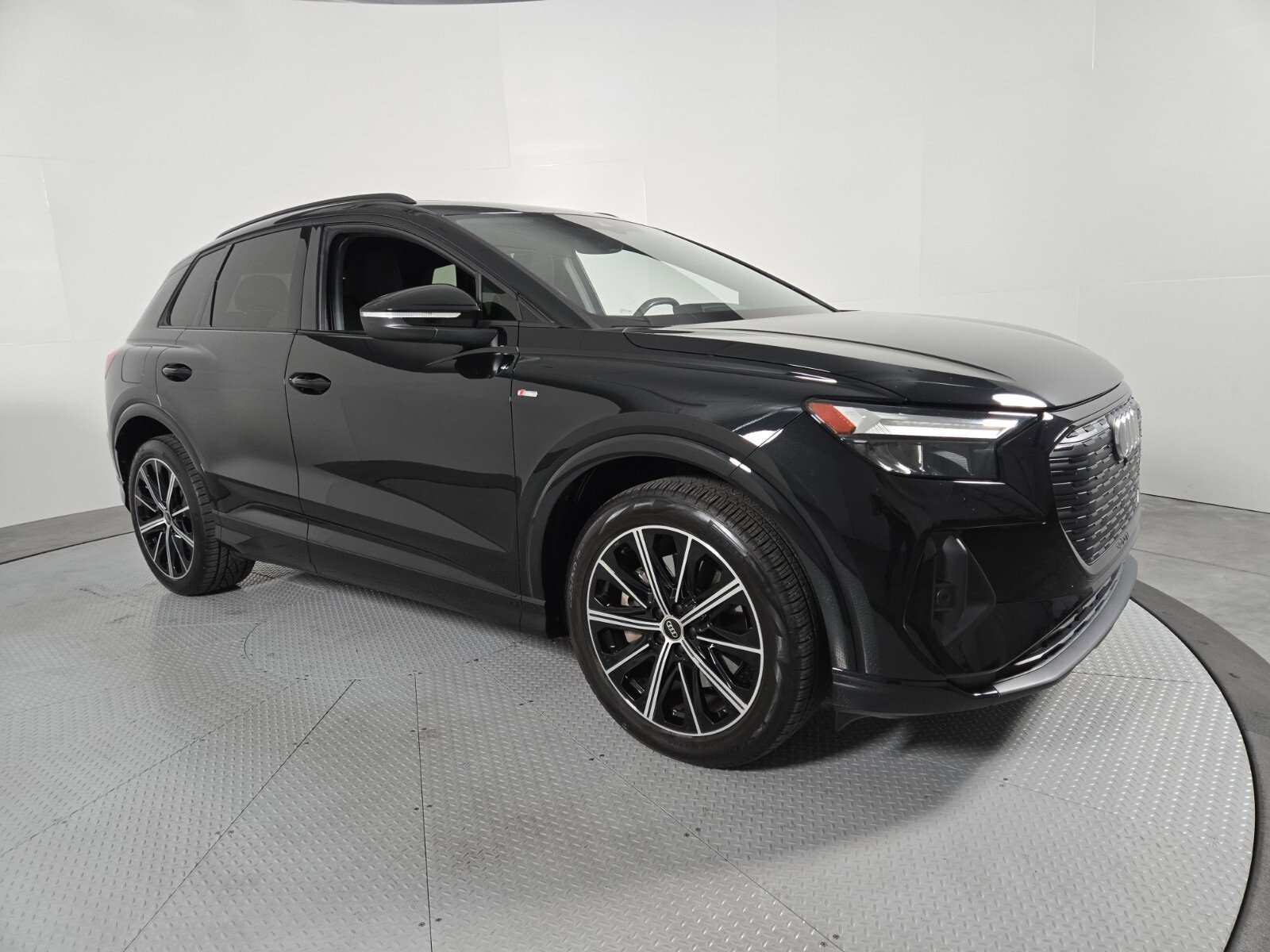 Used 2022 Audi Q4 e-tron Premium Plus w/ Premium Plus image 3