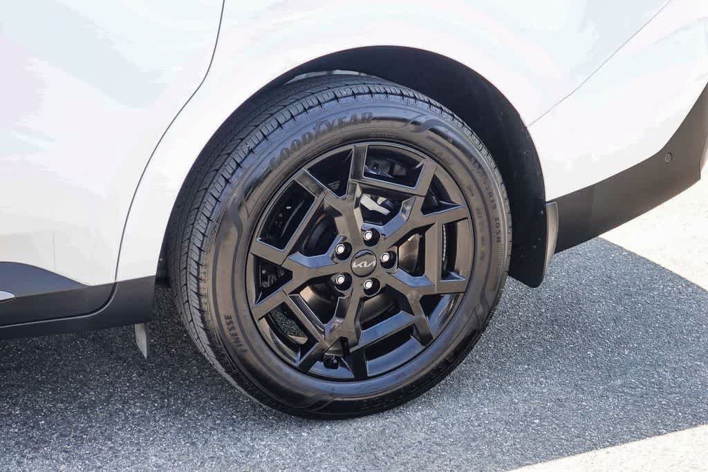 Certified 2025 Kia Carnival SX w/ SX Dark Edition Package FWD image 10