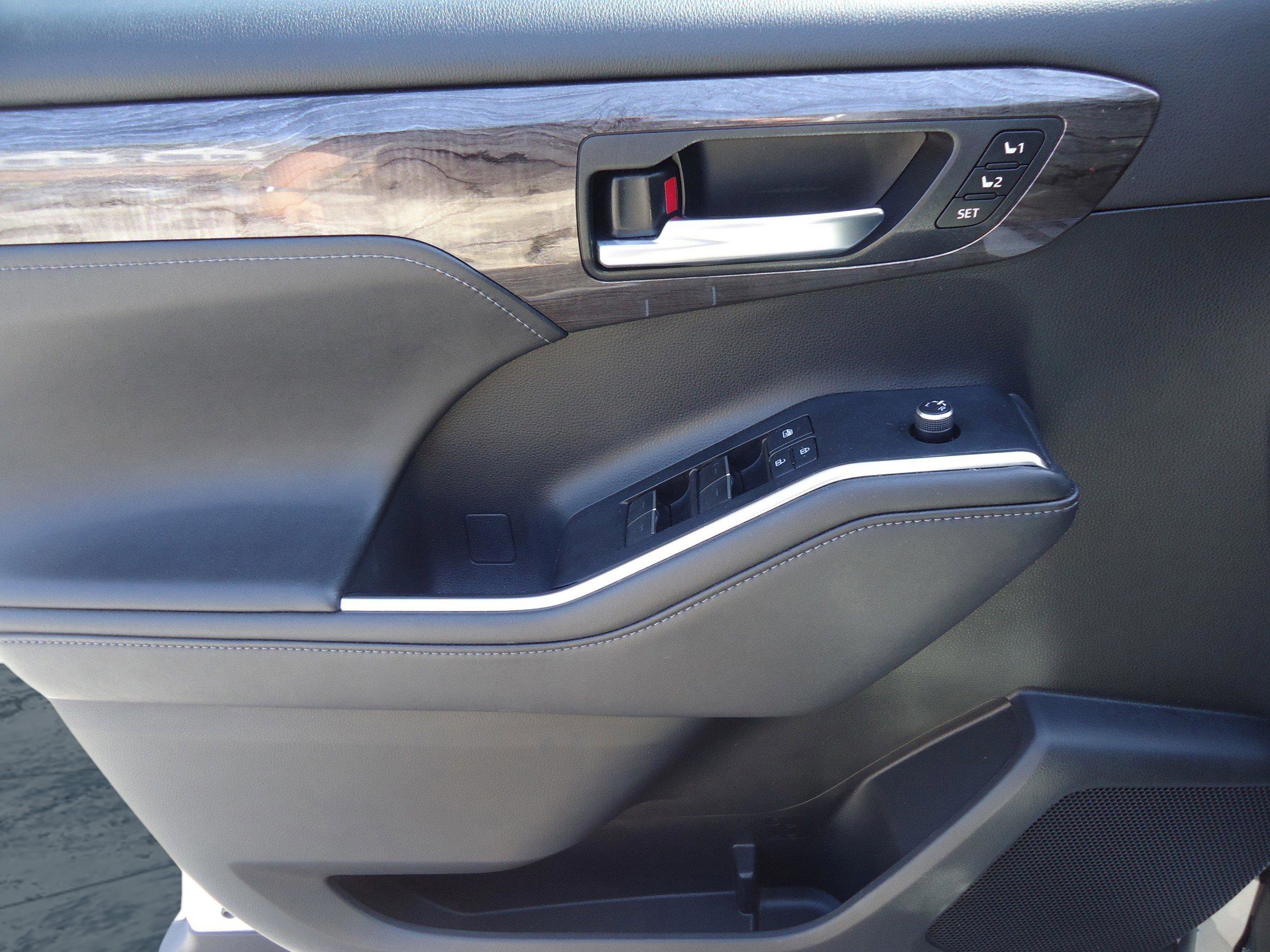 Used 2020 Toyota Highlander Platinum AWD/4WD image 24