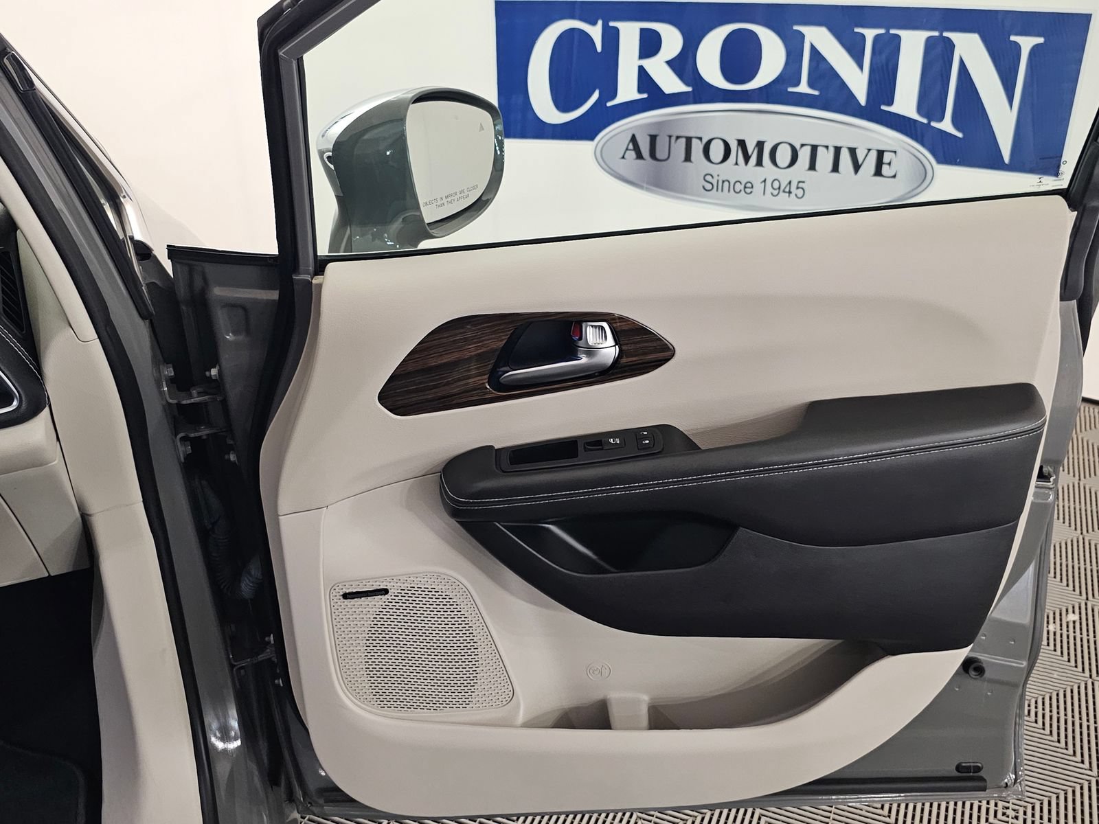 Used 2022 Chrysler Pacifica Limited AWD/4WD image 30