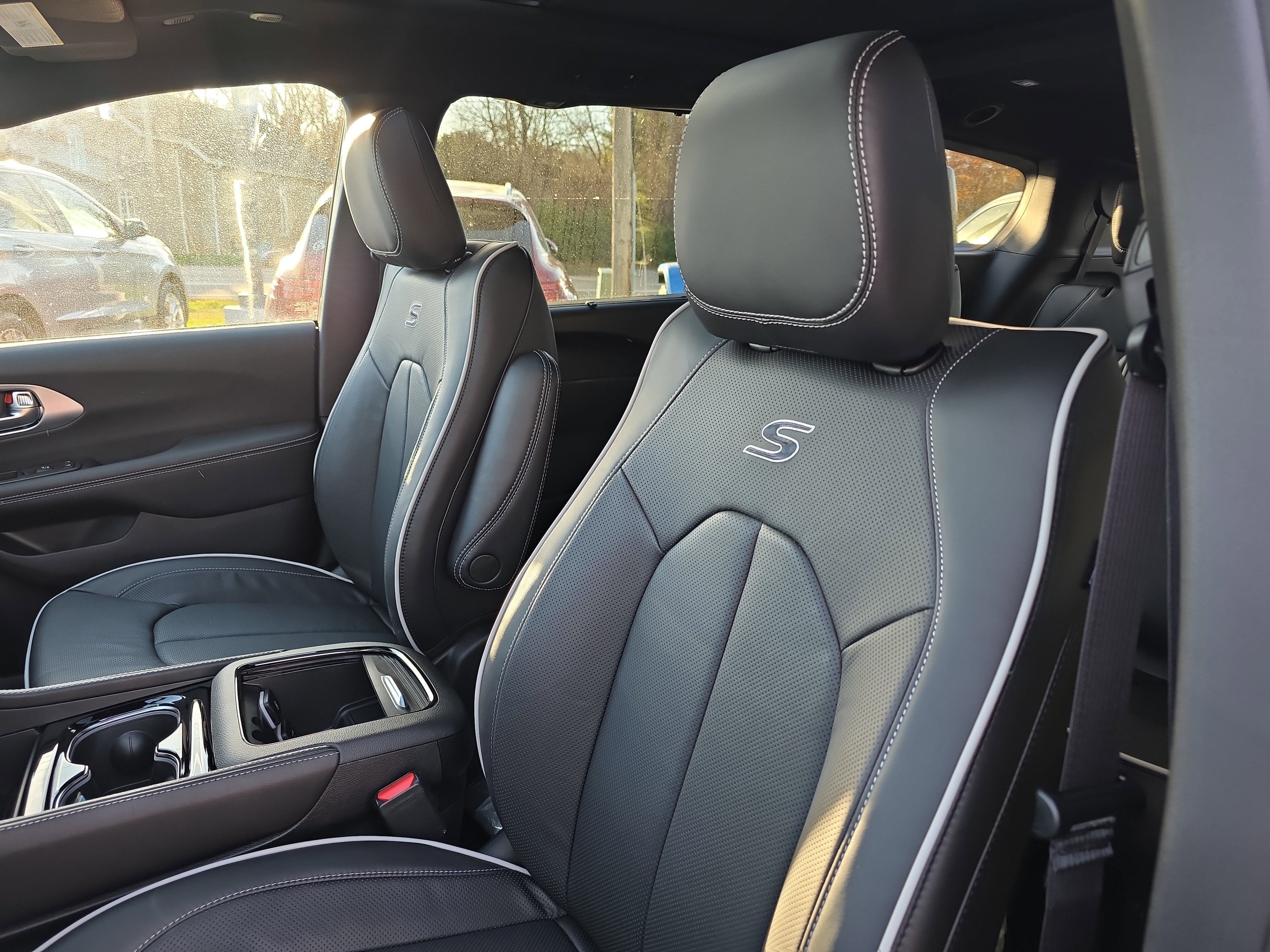 New 2026 Chrysler Pacifica Limited w/ S Appearance Package image 4