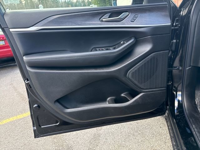 New 2025 Jeep Grand Cherokee L Limited w/ Black Appearance Package image 16