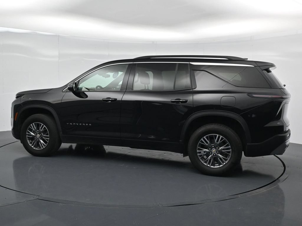 Used 2025 Chevrolet Traverse LT FWD image 4