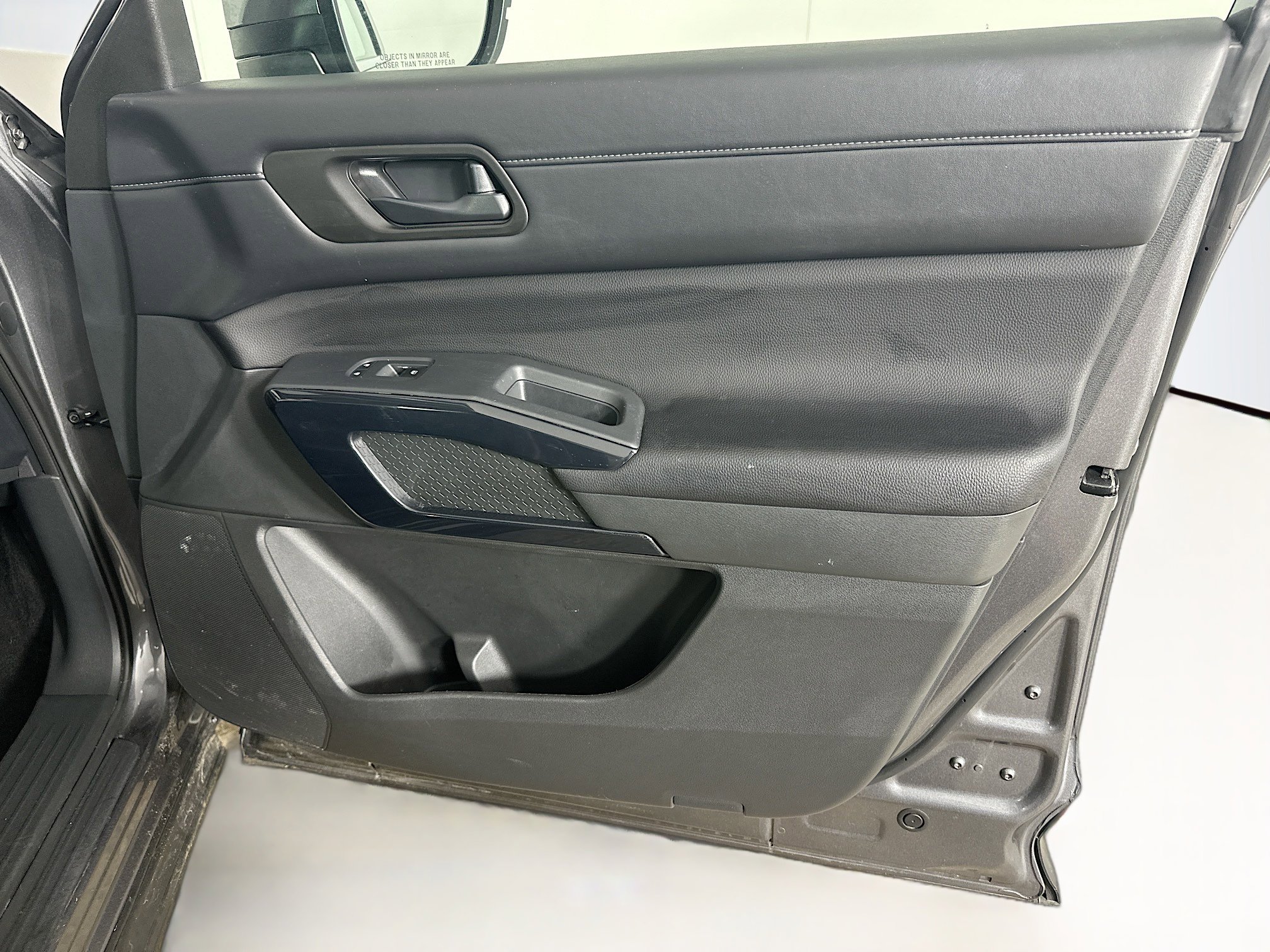 Used 2025 Nissan Pathfinder SV FWD image 33