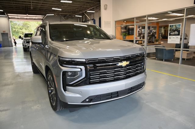 Used 2025 Chevrolet Suburban High Country AWD/4WD image 3
