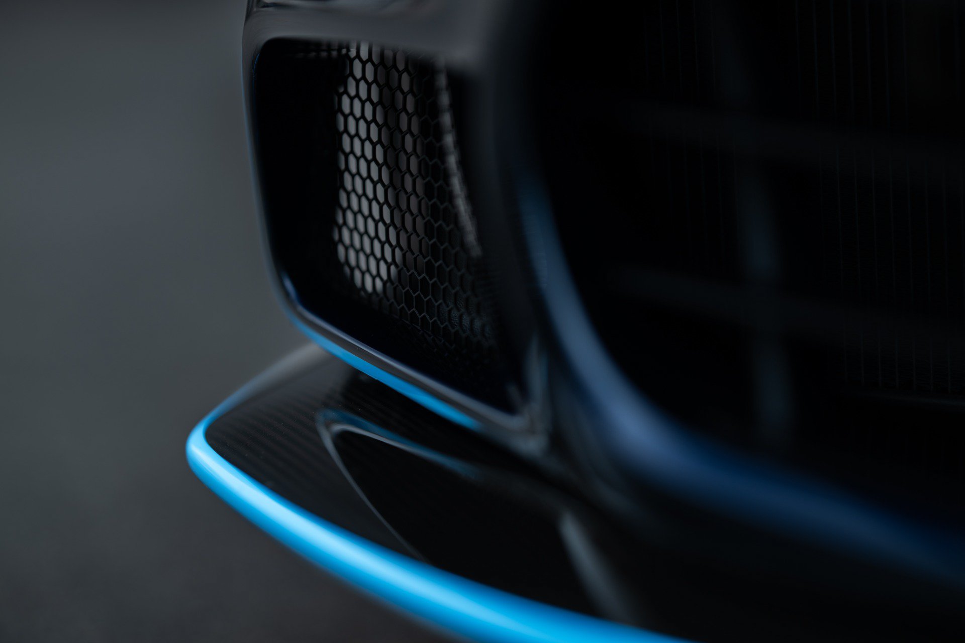 Used 2025 Aston Martin Vanquish RWD image 46