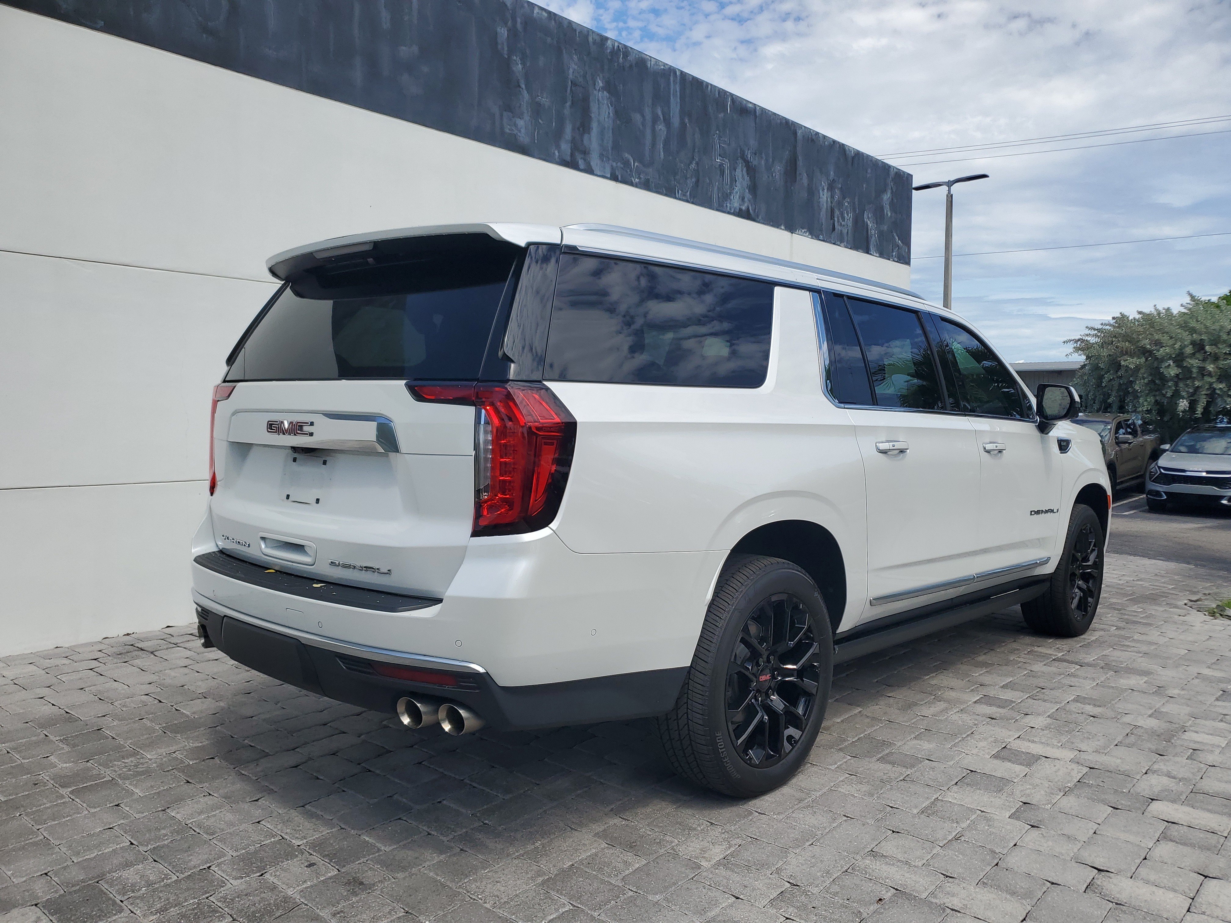 Used 2023 GMC Yukon XL Denali w/ Denali Reserve Package AWD/4WD image 6