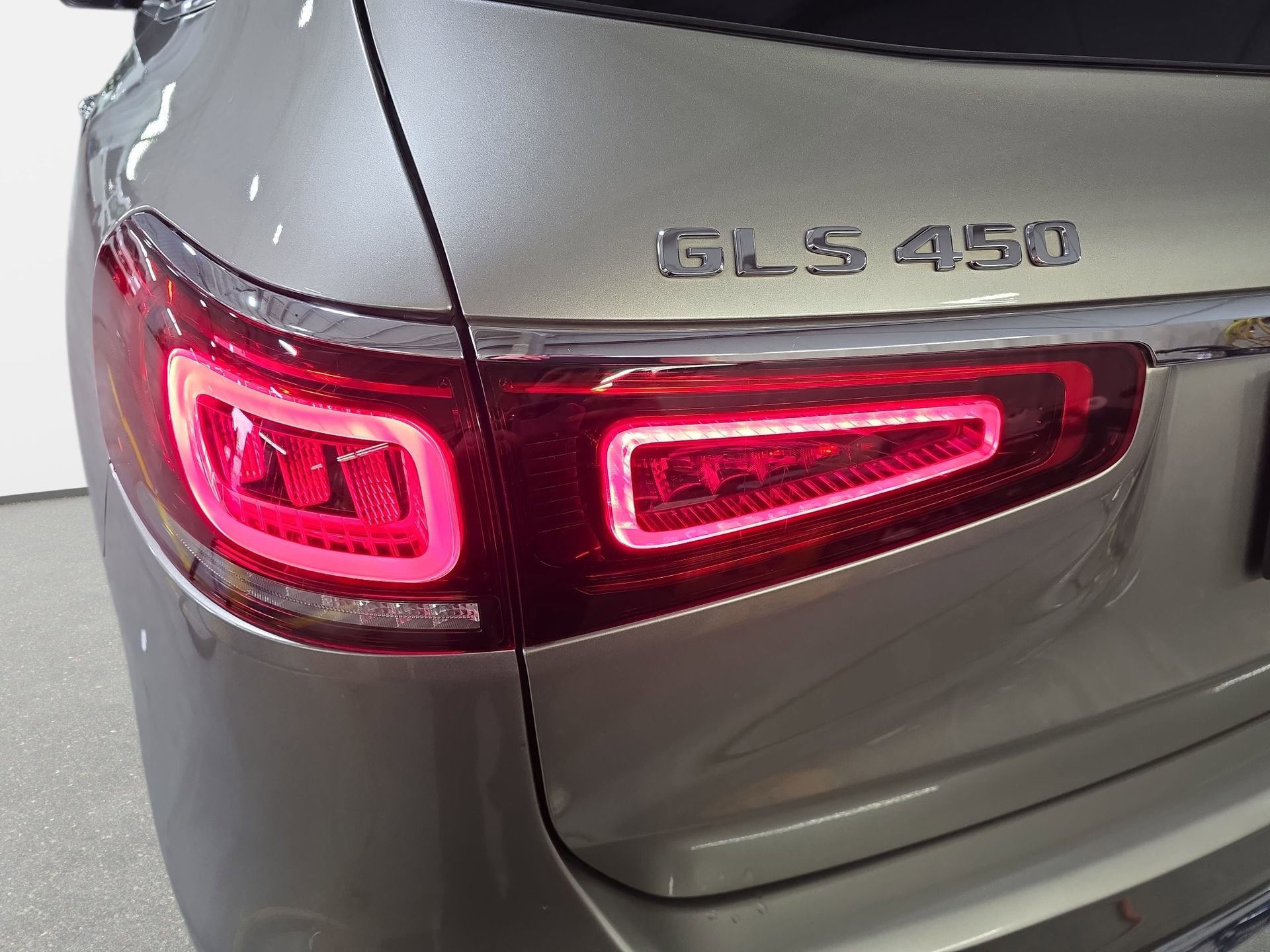 Used 2021 Mercedes-Benz GLS 450 4MATIC image 33