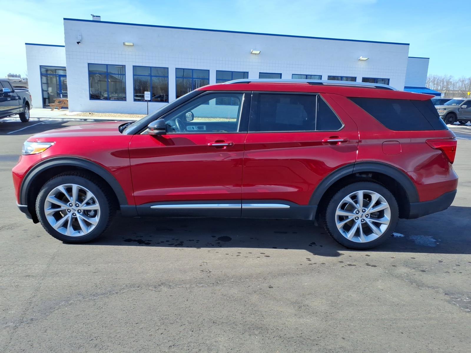 Used 2022 Ford Explorer Platinum w/ Equipment Group 601A AWD/4WD image 2