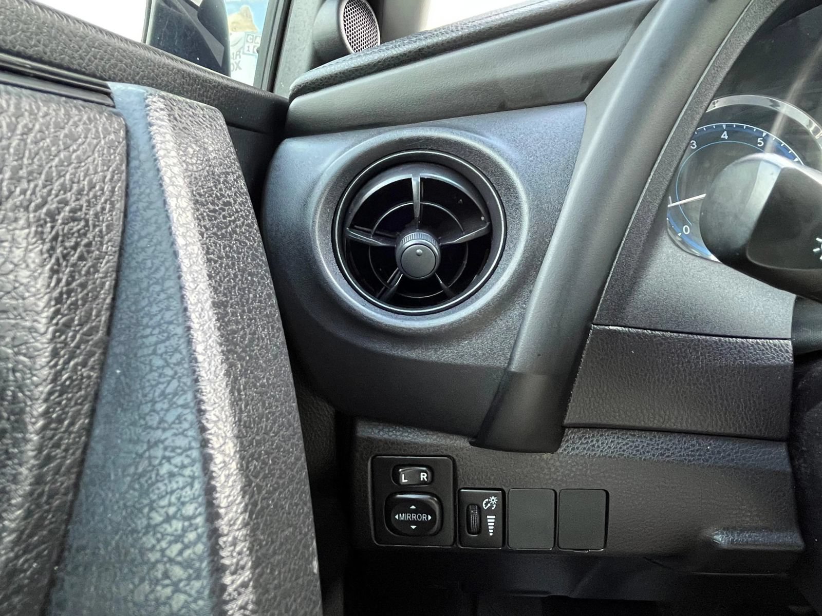 Used 2019 Toyota Corolla L FWD image 18