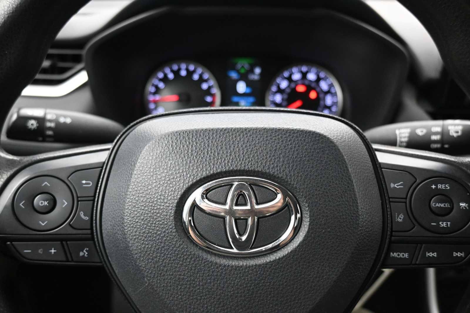 Used 2021 Toyota RAV4 LE AWD/4WD image 16