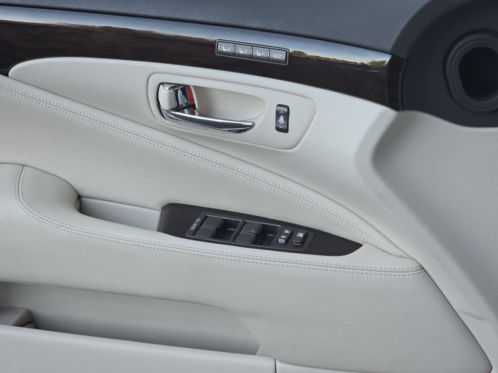 Used 2008 Lexus LS 460 RWD image 31