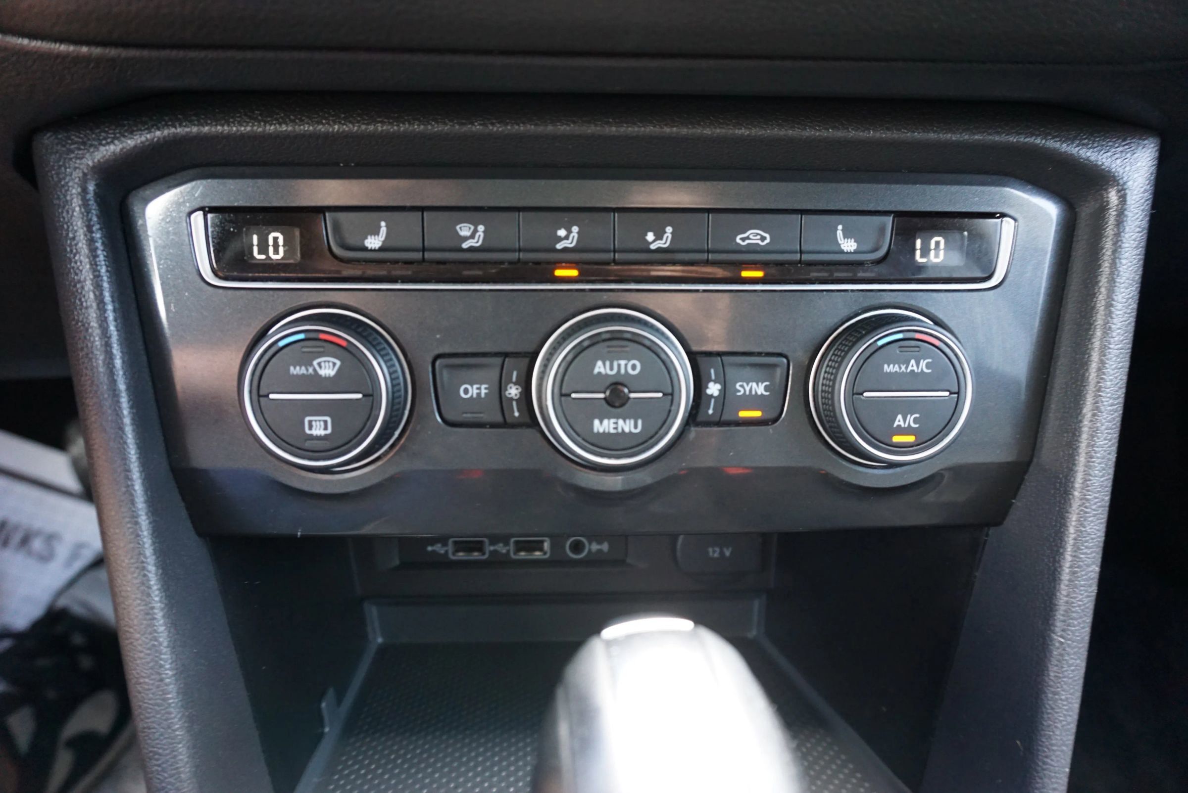 Used 2019 Volkswagen Tiguan SEL FWD image 34