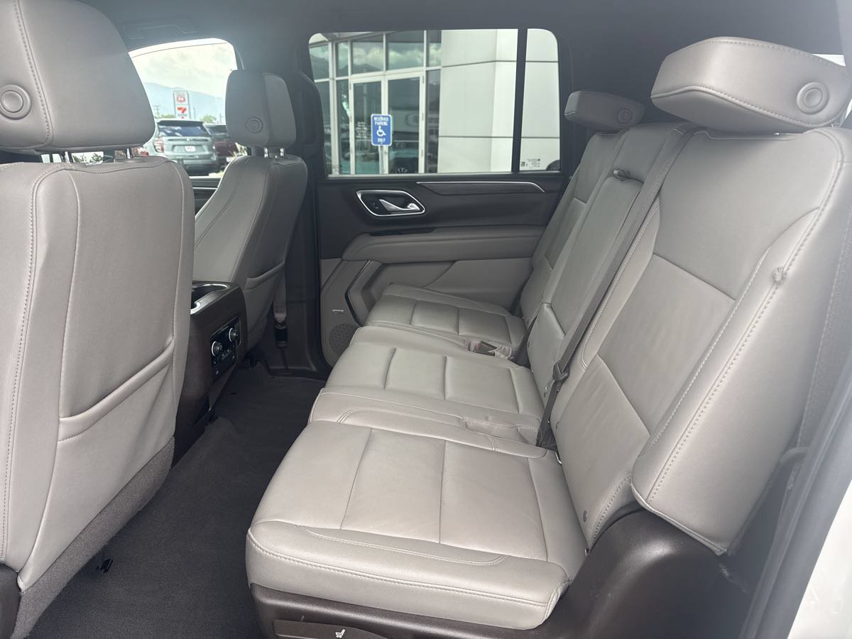 Used 2022 Chevrolet Suburban Z71 w/ Luxury Package AWD/4WD image 18