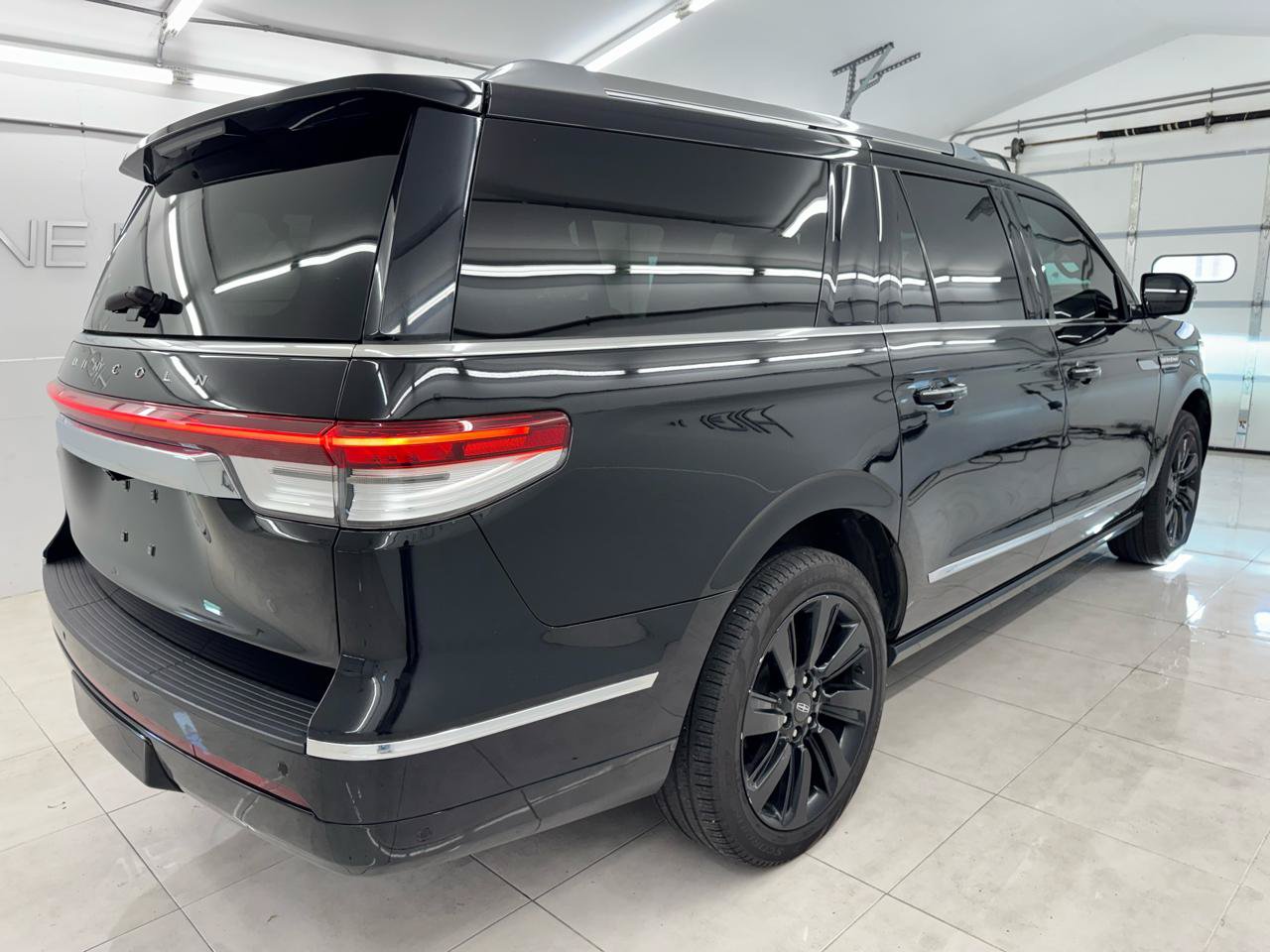 Used 2023 Lincoln Navigator L Reserve AWD/4WD image 4
