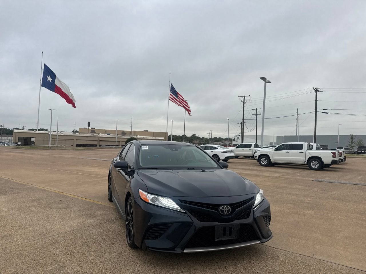 Used 2020 Toyota Camry XSE FWD image 3