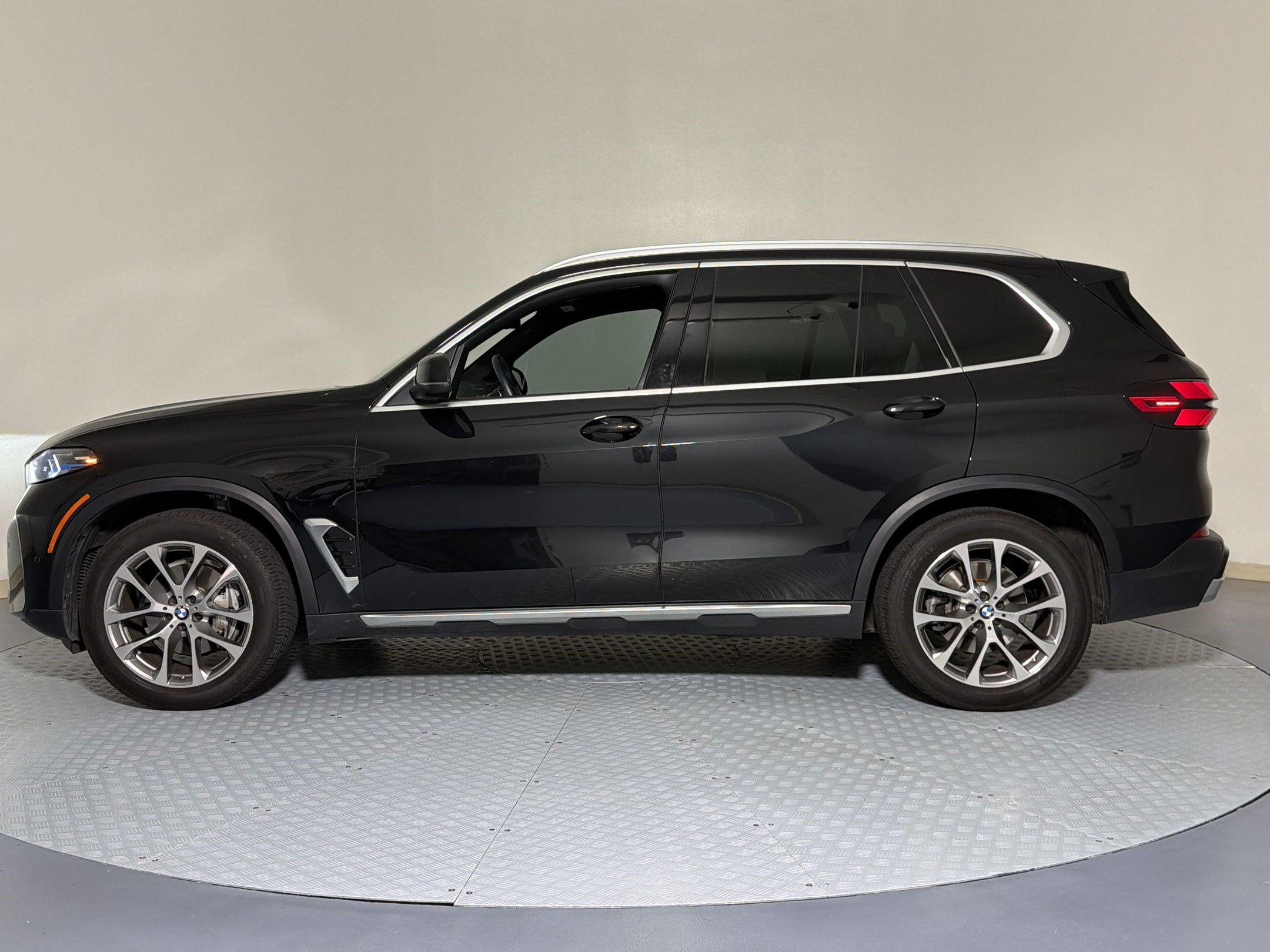Used 2024 BMW X5 sDrive40i w/ Premium Package RWD image 2