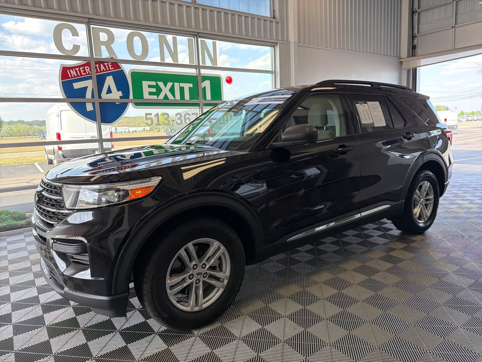 Used 2023 Ford Explorer XLT AWD/4WD image 3
