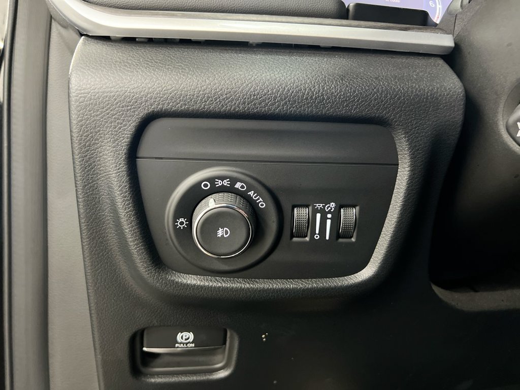 Used 2025 Jeep Grand Cherokee L Limited AWD/4WD image 19