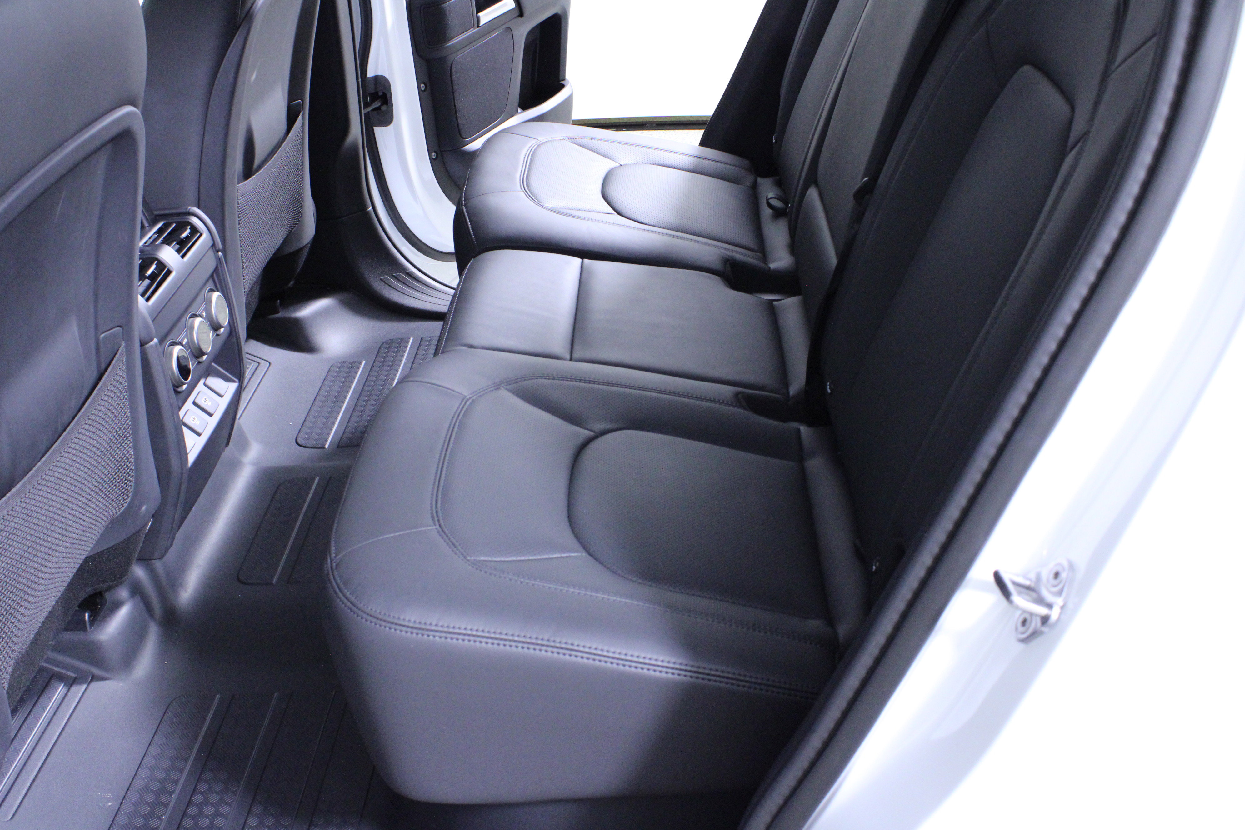 Used 2025 Land Rover Defender 110 S image 12