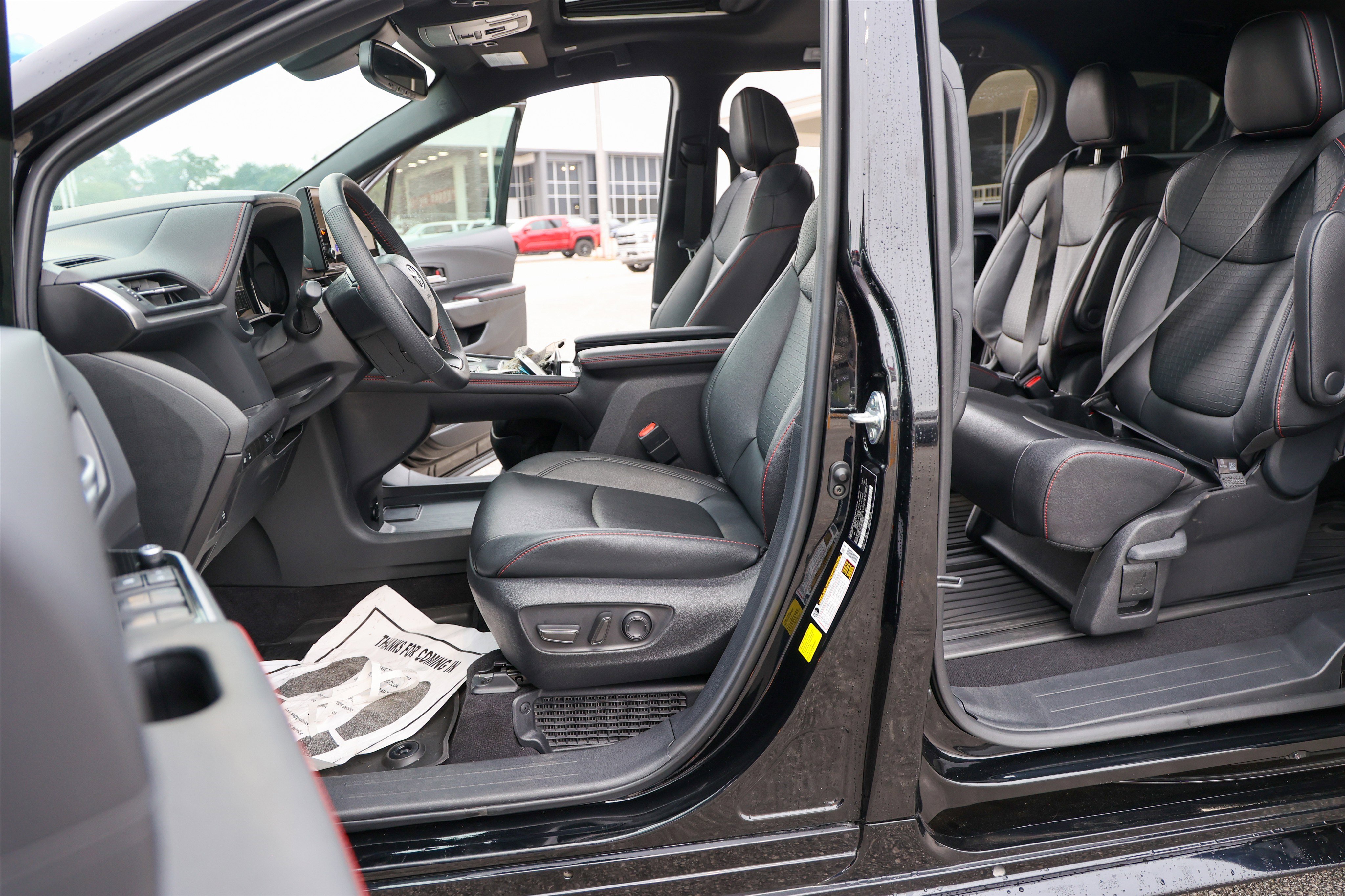 Used 2025 Toyota Sienna XSE w/ XSE Plus Package FWD image 31